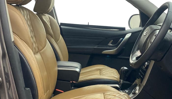 2019 Mahindra XUV500 W11 AT, Diesel, Automatic, 73,580 km, Right Side Front Door Cabin