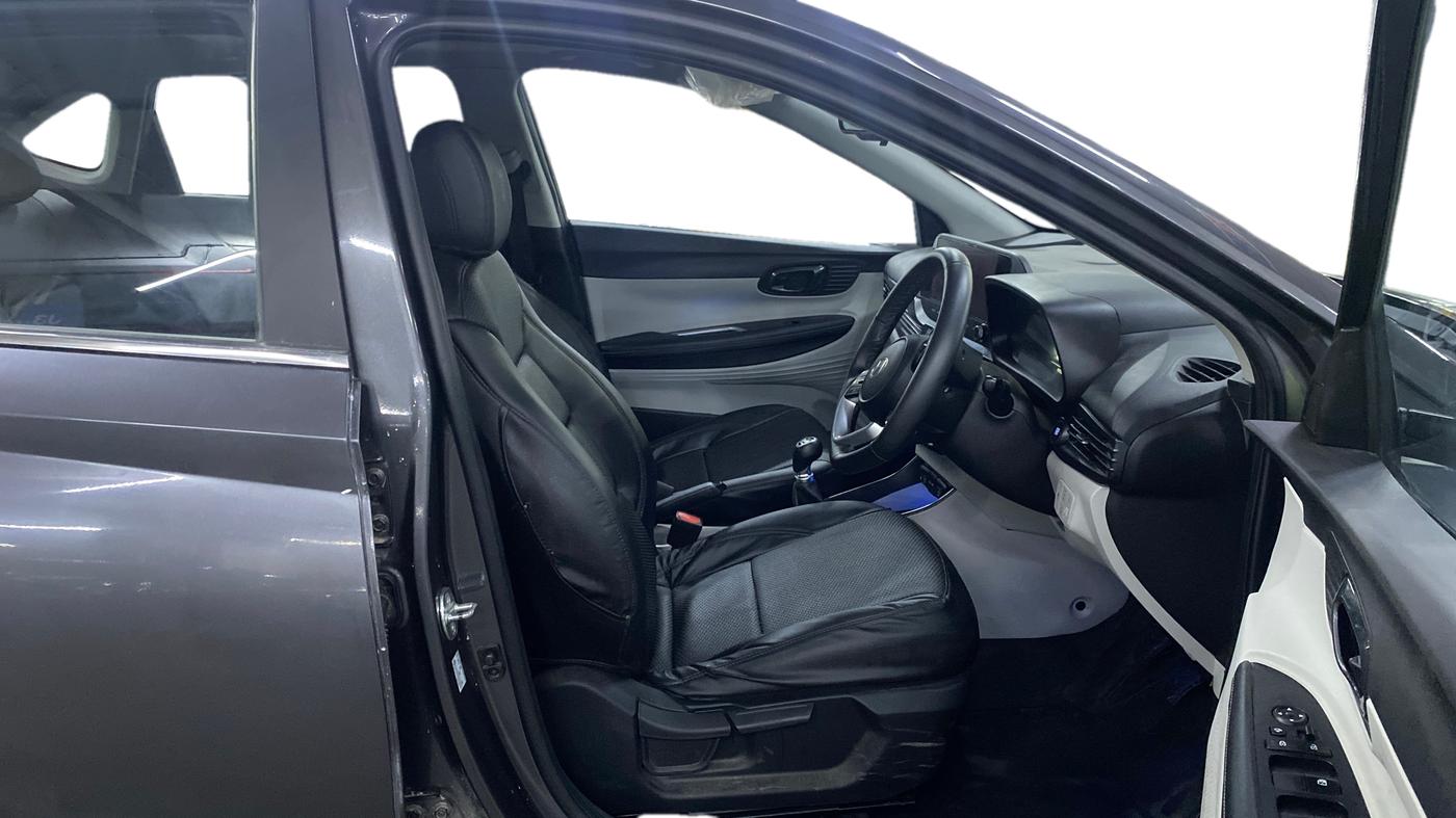 2025 Hyundai NEW I20 ASTA (O) 1.2 MT, Petrol, Manual, 10,726 km, Right Side Front Door Cabin