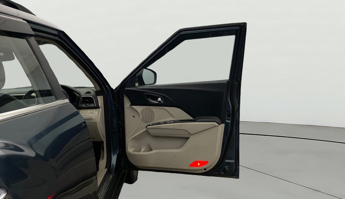 2020 Mahindra XUV300 W8 (O) 1.2 PETROL, Petrol, Manual, 26,537 km, RHS Front Door