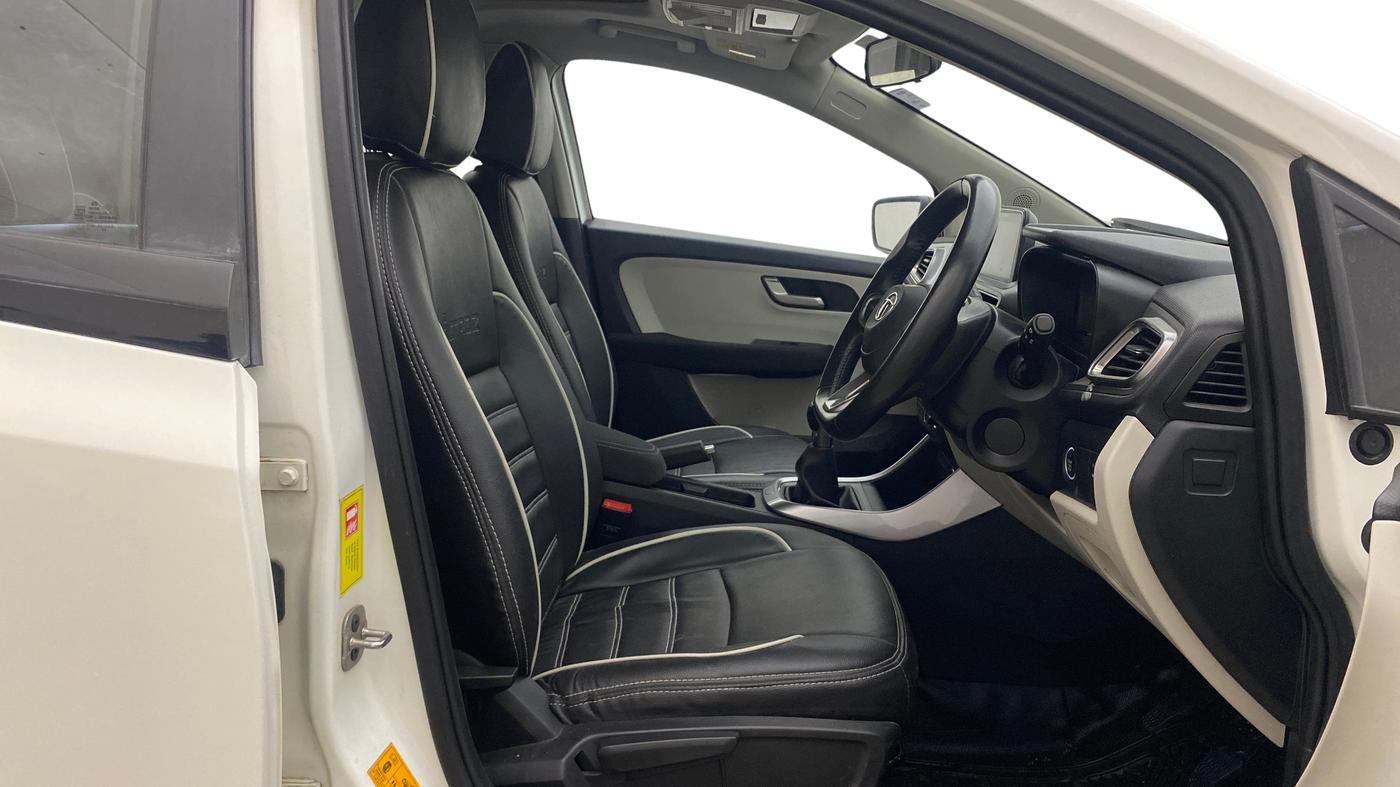 2023 Tata ALTROZ XZ PLUS SUNROOF CNG, CNG, Manual, 43,186 km, Right Side Front Door Cabin