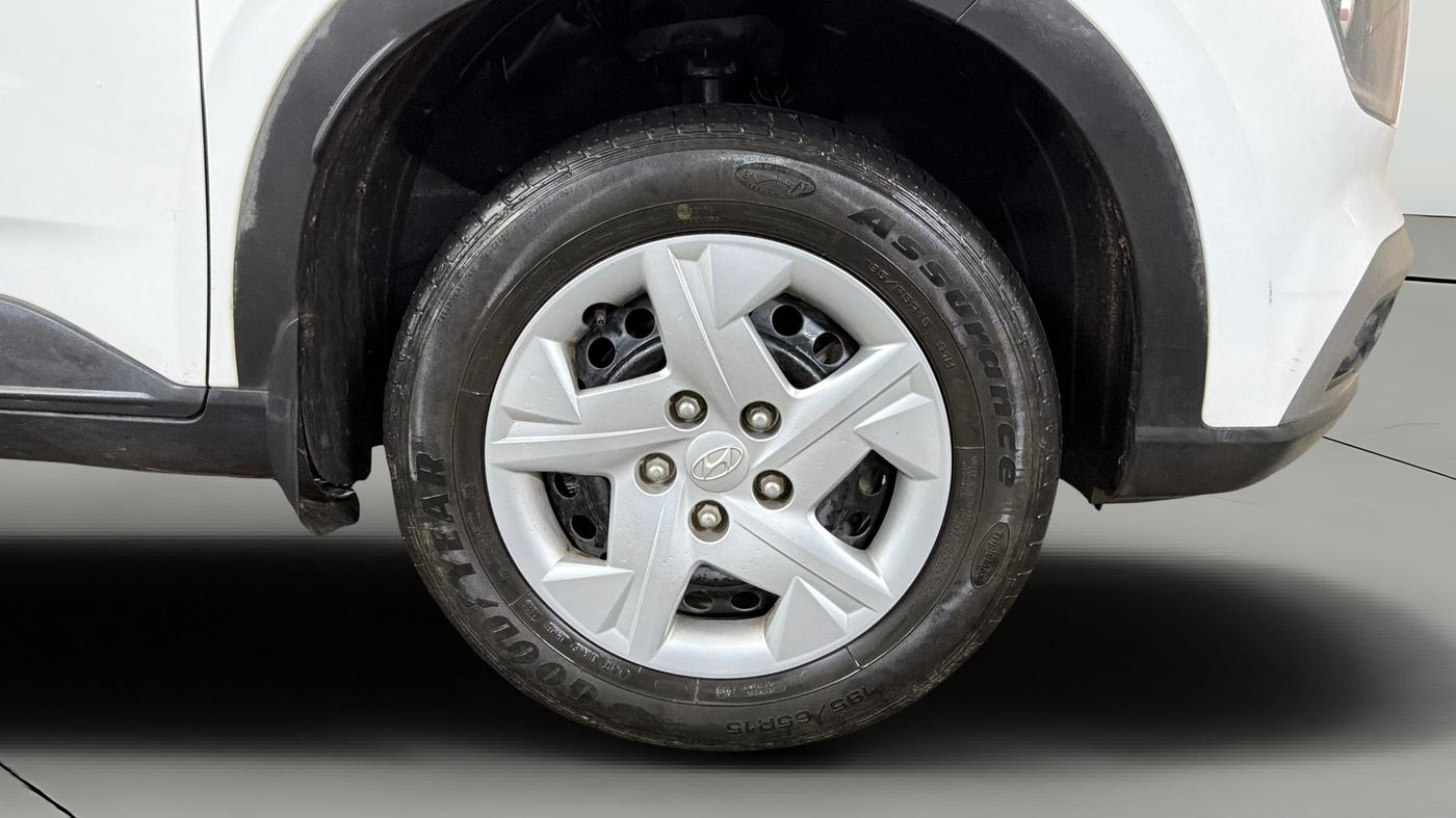 2022 Hyundai VENUE S+ 1.2, Petrol, Manual, 30,871 km, Right Front Wheel