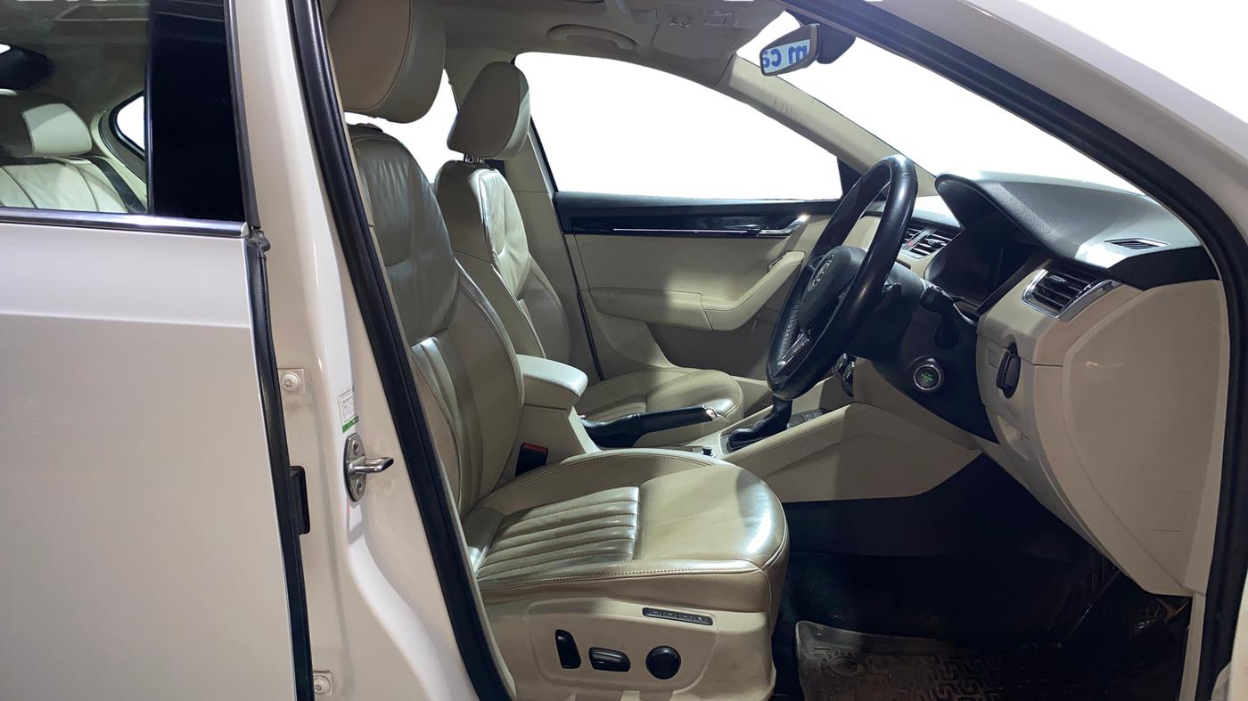 2019 Skoda Octavia L&K 1.8 TSI AT, Petrol, Automatic, 41,967 km, Right Side Front Door Cabin
