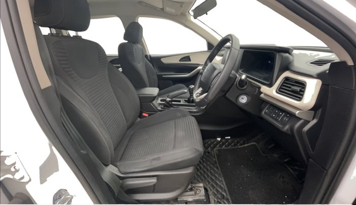 2023 Mahindra XUV700 MX P MT 5 STR, Petrol, Manual, 23,750 km, Right Side Front Door Cabin