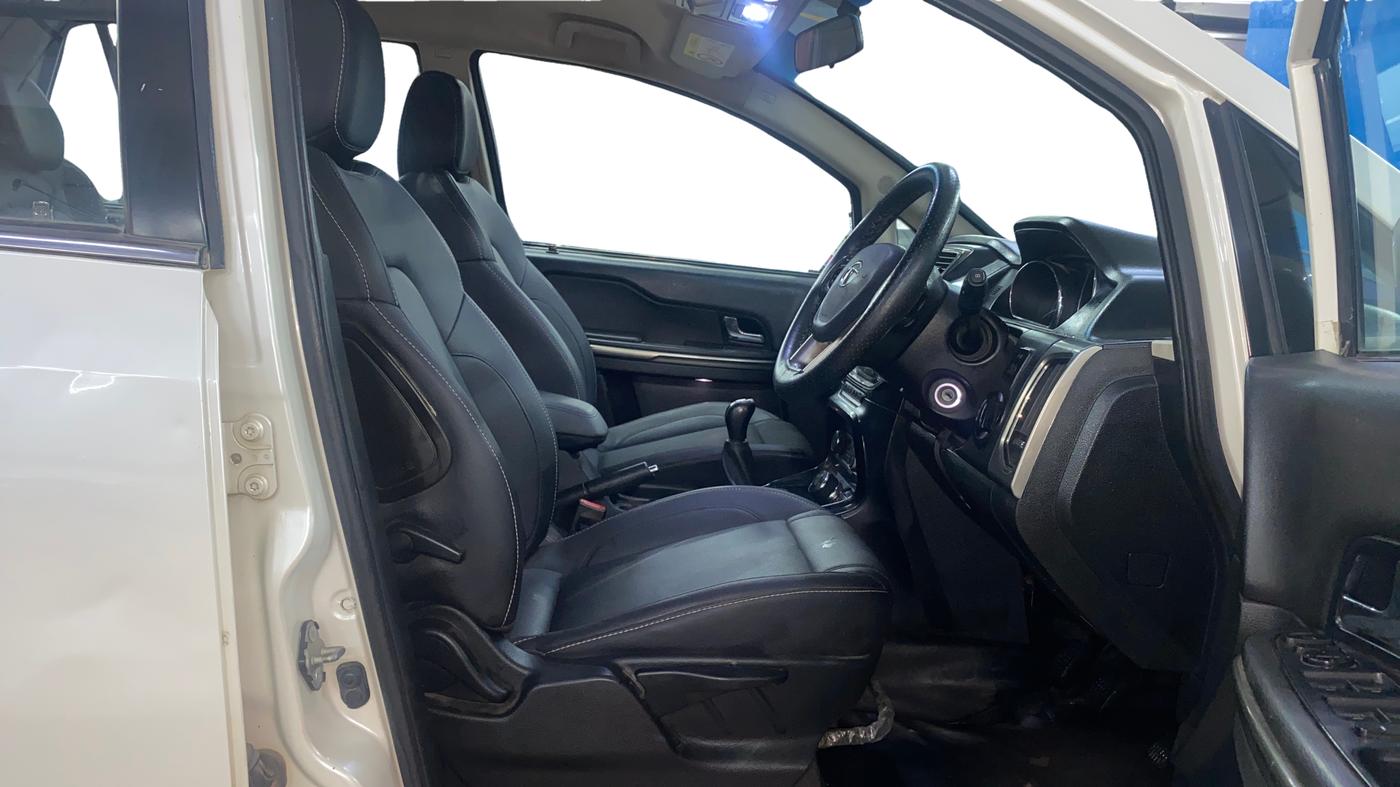 2017 Tata Hexa XT 4X2 6 STR, Diesel, Manual, 66,821 km, Right Side Front Door Cabin
