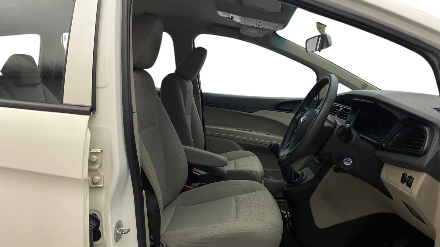 2019 Mahindra MARAZZO M4 7 STR, Diesel, Manual, 35,045 km, Right Side Front Door Cabin