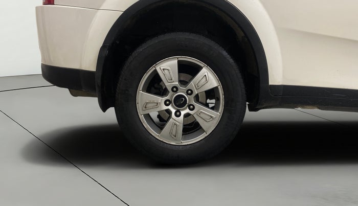 2017 Mahindra XUV500 W6 AT, Diesel, Automatic, 1,28,835 km, Right Rear Wheel