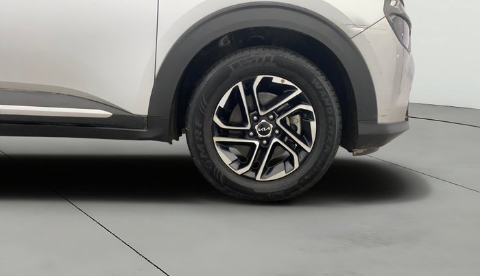 2022 KIA CARENS LUXURY PLUS 1.4 PETROL 7 STR, Petrol, Manual, 29,070 km, Right Front Wheel