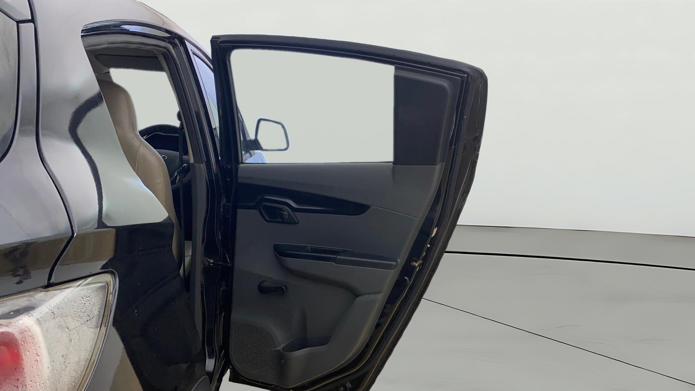 2018 Mahindra KUV 100 NXT K2 P 6 STR, CNG, Manual, 70,969 km, RHS Rear Door