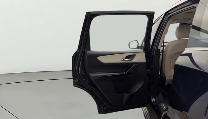 2022 Mahindra XUV700 AX 7 D MT 7 STR, Diesel, Manual, 45,081 km, LHS Rear Door