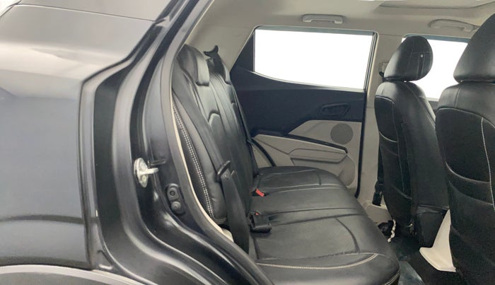 2022 Mahindra XUV300 W6 1.2 PETROL, Petrol, Manual, 26,436 km, Right Side Rear Door Cabin