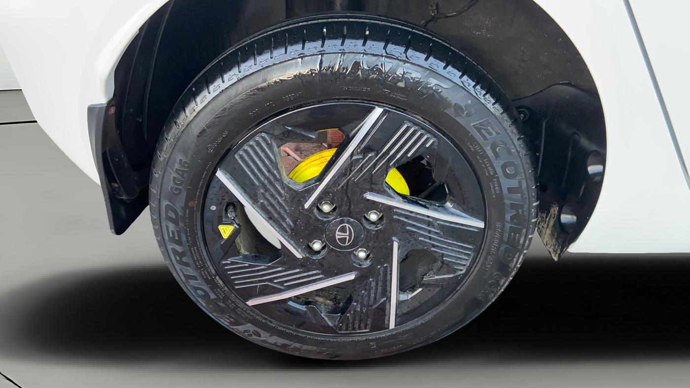 2026 Tata ALTROZ Accomplished S Petrol 5 MT, Petrol, Manual, 3,207 km, Right Rear Wheel
