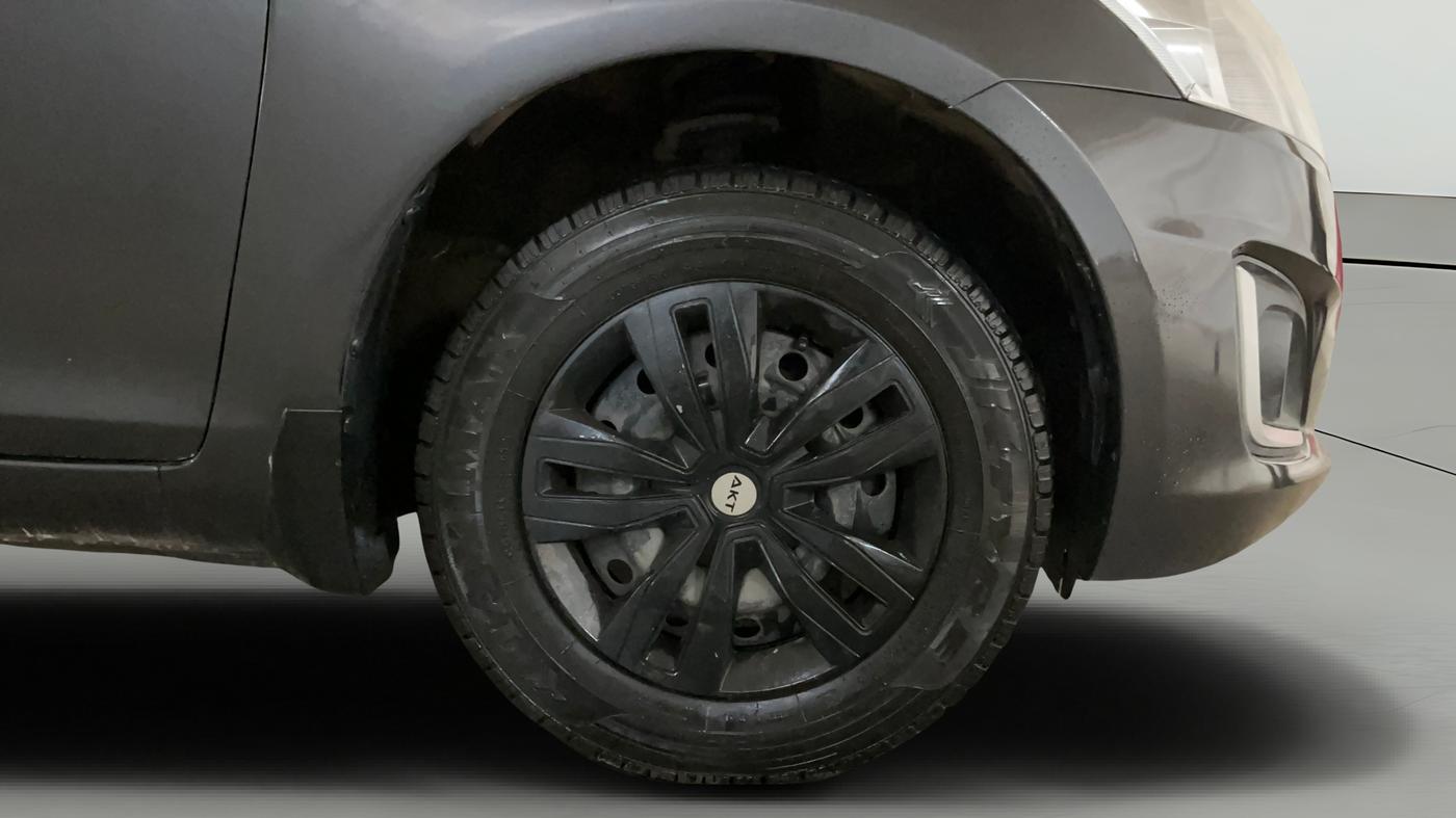 2014 Maruti Swift VXI, Petrol, Manual, 1,11,377 km, Right Front Wheel