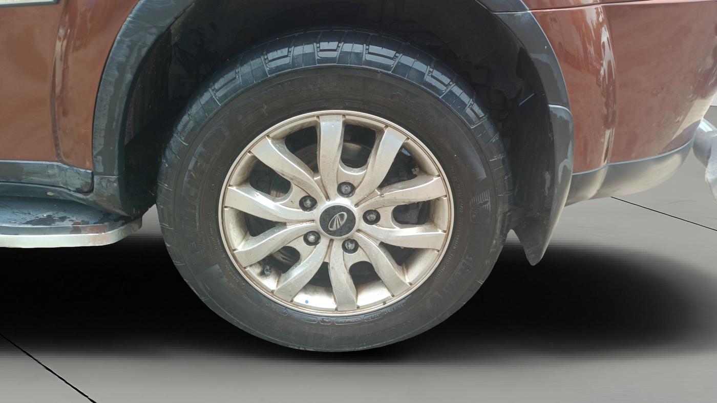 2019 Mahindra XUV500 W9, Diesel, Manual, 1,21,839 km, Left Rear Wheel