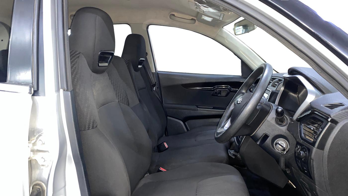 2018 Mahindra KUV 100 NXT K8 P 6 STR, Petrol, Manual, 65,378 km, Right Side Front Door Cabin