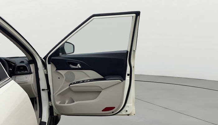 2023 Mahindra XUV300 W8 (O) 1.5 DIESEL AMT, Diesel, Automatic, 25,849 km, RHS Front Door