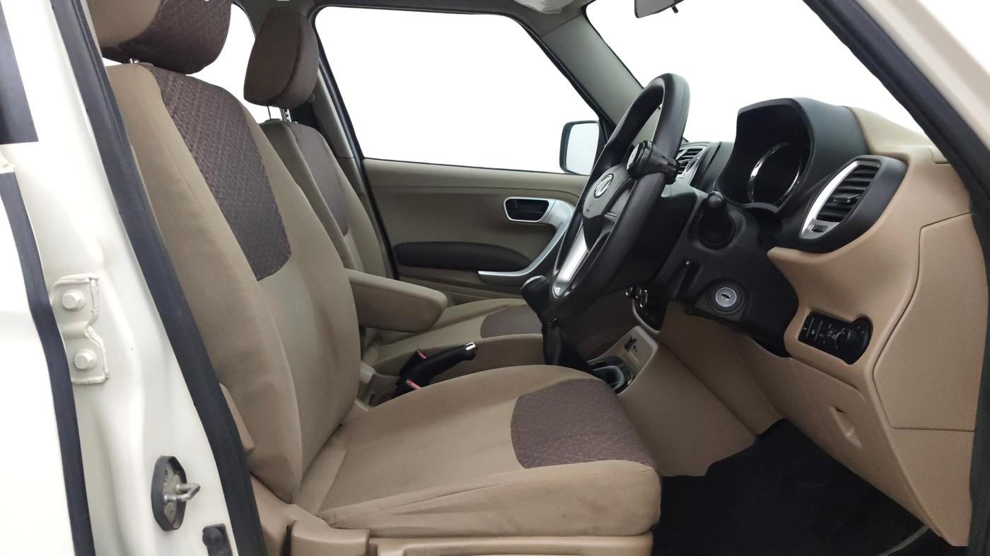 2016 Mahindra TUV300 T8, Diesel, Manual, 1,12,896 km, Right Side Front Door Cabin