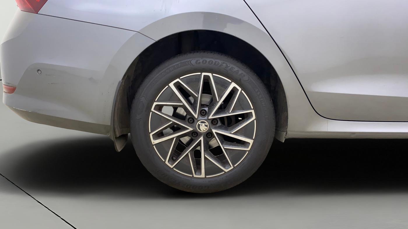 2022 Skoda Octavia L&K 2.0 AT, Petrol, Automatic, 33,747 km, Right Rear Wheel
