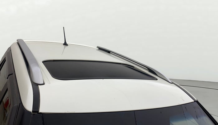 2019 Mahindra XUV300 W8(O) 1.2 PETROL DUAL TONE, Petrol, Manual, 77,682 km, Roof