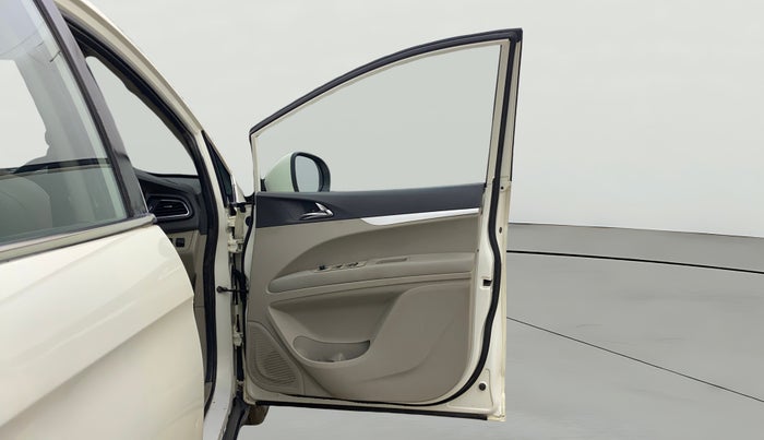 2018 Mahindra MARAZZO M8 7 STR, Diesel, Manual, 1,31,769 km, RHS Front Door