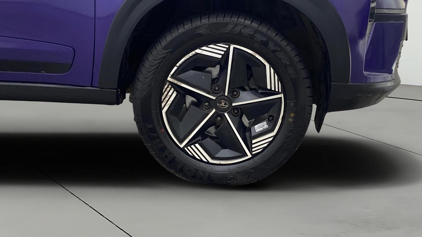 2023 Tata NEXON FEARLESS PURPLE + SUNROOF DUAL TONE 1.2 PETROL, Petrol, Manual, 26,036 km, Right Front Wheel