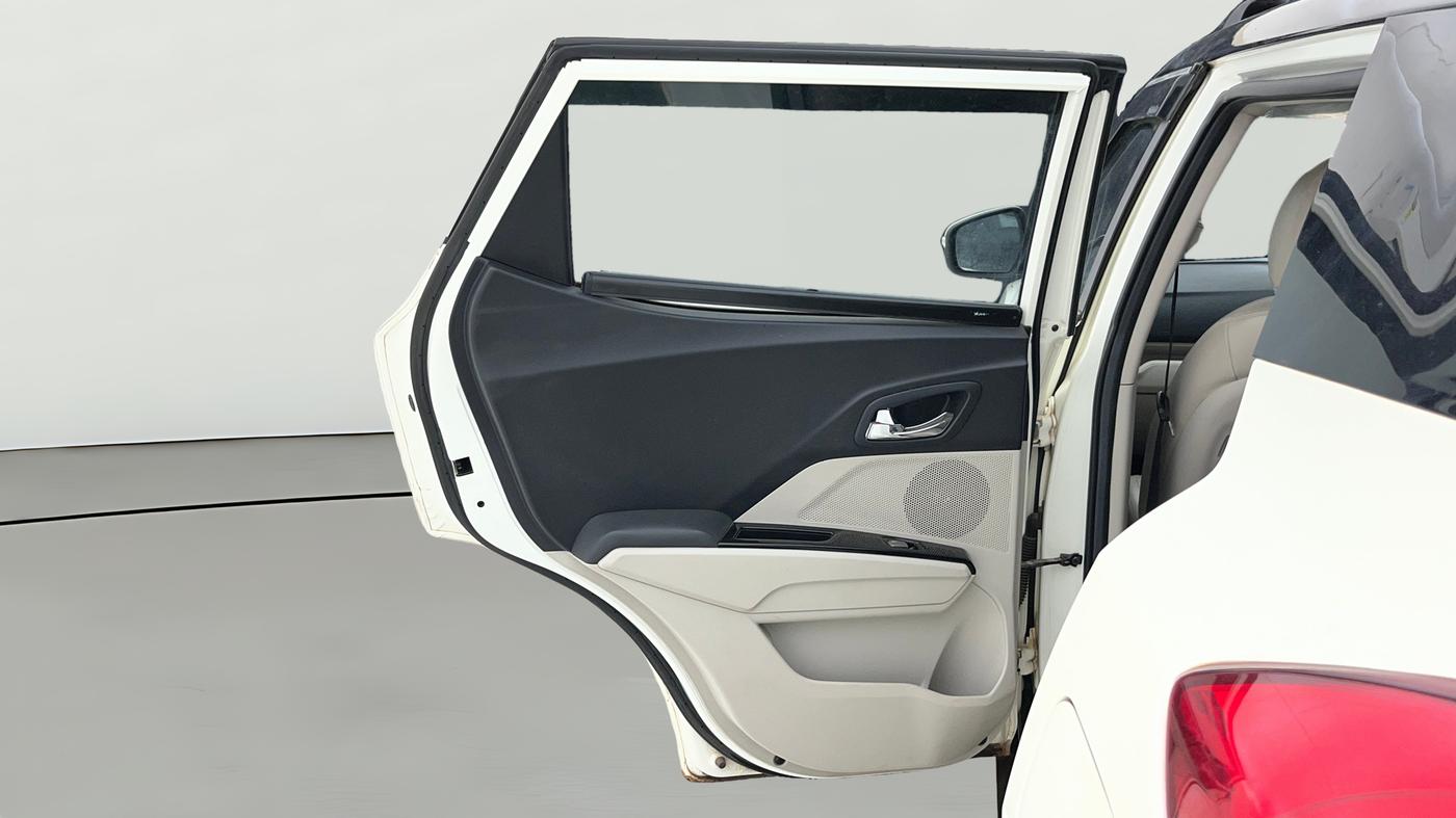 2023 Mahindra XUV300 W8 (O) 1.5 DIESEL AMT, Diesel, Automatic, 65,618 km, LHS Rear Door