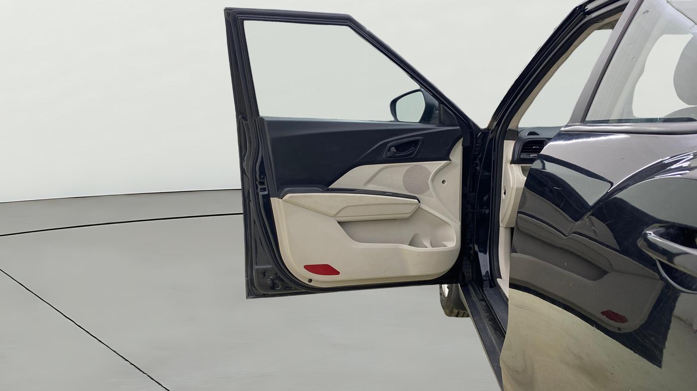 2023 Mahindra XUV300 W6 1.5 Diesel, Diesel, Manual, 68,187 km, LHS Front Door