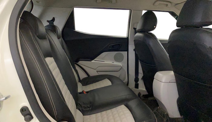 2022 Mahindra XUV300 W4 1.2 PETROL, Petrol, Manual, 56,241 km, Right Side Rear Door Cabin