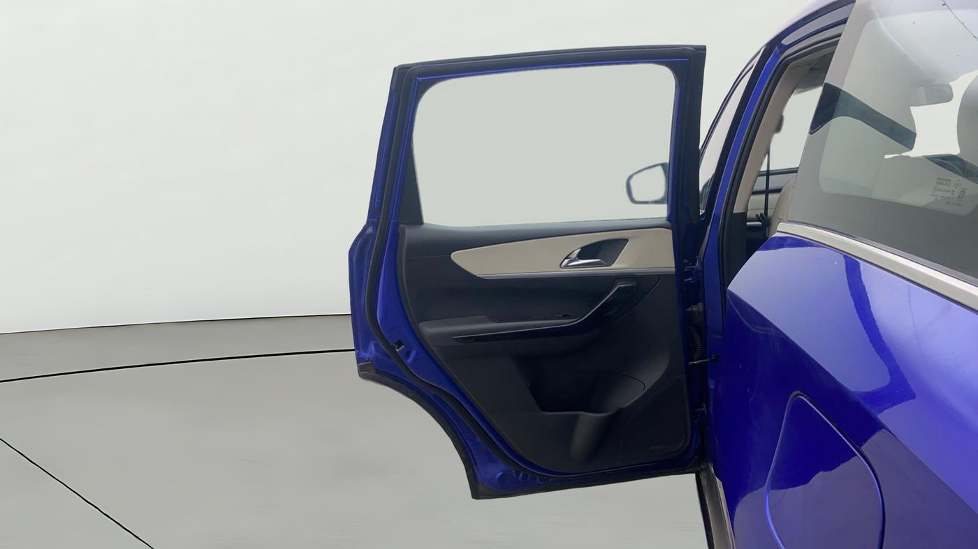 2021 Mahindra XUV700 AX 7 LUXURY P AT 7 STR, Petrol, Automatic, 82,282 km, LHS Rear Door
