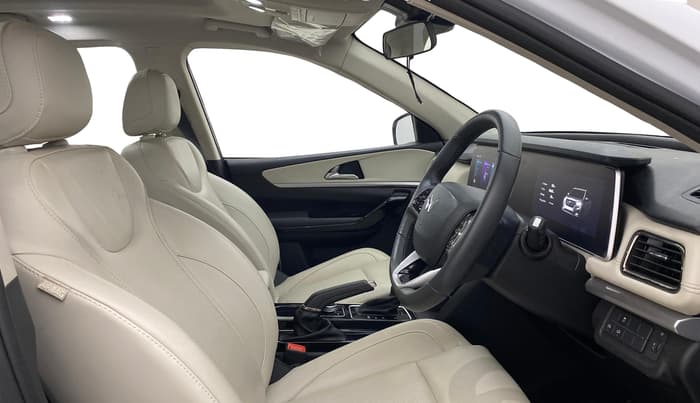 2024 Mahindra XUV700 AX 7 P AT 7 STR, Petrol, Automatic, 12,988 km, Right Side Front Door Cabin