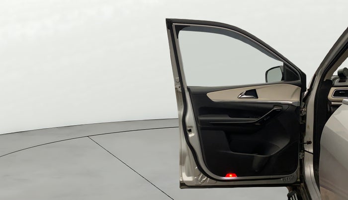 2022 Mahindra XUV700 AX 5 P MT 7 STR, Petrol, Manual, 32,365 km, LHS Front Door