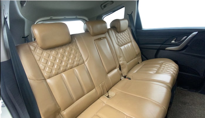 2019 Mahindra XUV500 W11, Diesel, Manual, 69,786 km, Right Side Rear Door Cabin