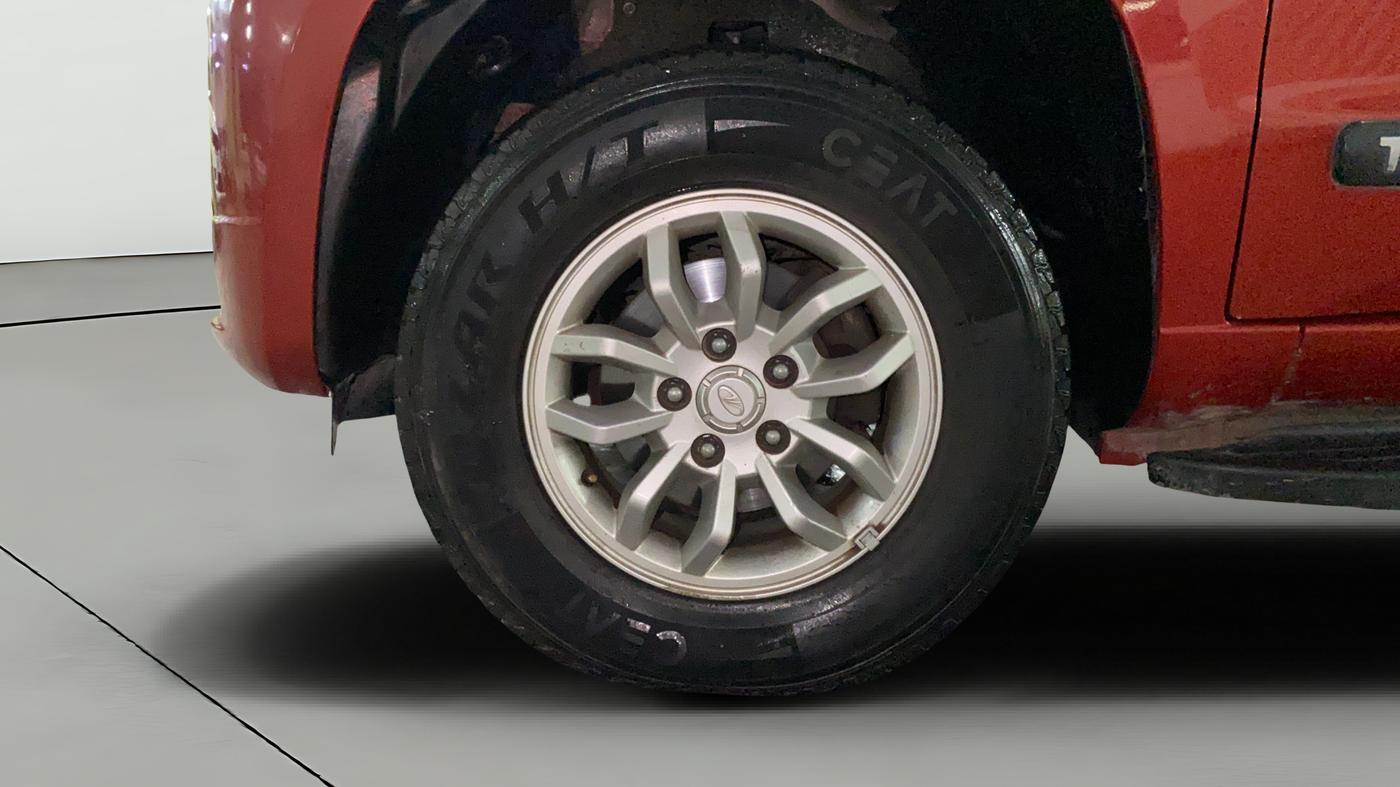 2016 Mahindra TUV300 T8, Diesel, Manual, 28,751 km, Left Front Wheel