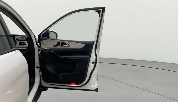 2022 Mahindra XUV700 AX 7 LUXURY D AWD AT 7 STR, Diesel, Automatic, 82,634 km, RHS Front Door