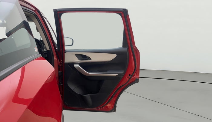 2022 Mahindra XUV700 MX P MT 5 STR, Petrol, Manual, 29,161 km, RHS Rear Door
