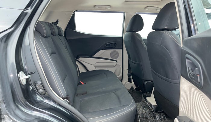 2021 Mahindra XUV300 W6 1.2 PETROL, Petrol, Manual, 1,18,148 km, Right Side Rear Door Cabin