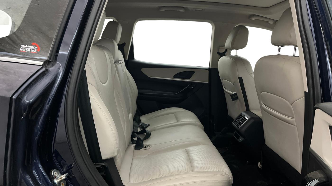 2022 Mahindra XUV700 AX 5 P MT 7 STR, Petrol, Manual, 39,638 km, Right Side Rear Door Cabin