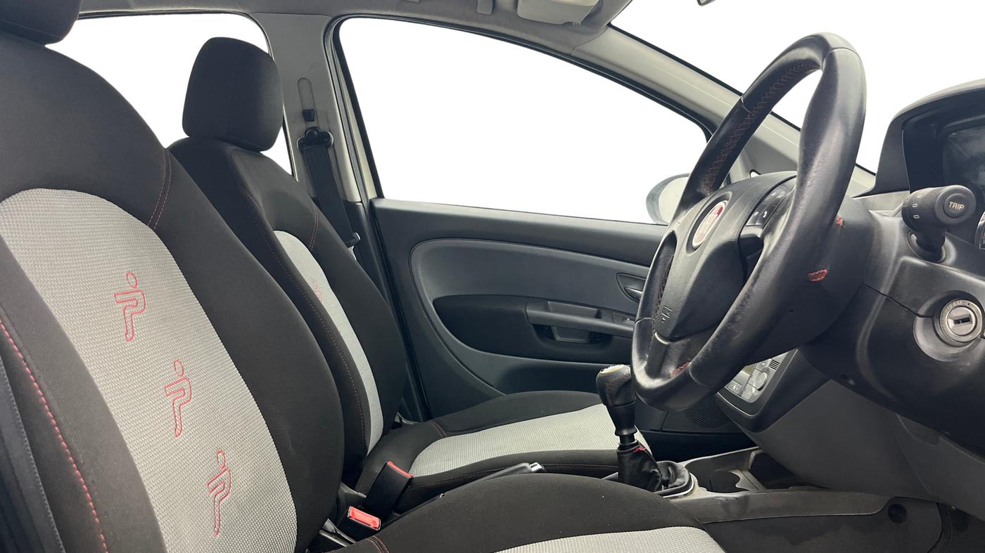 2013 Fiat Grand Punto Emotion 1.3, Diesel, Manual, 1,05,831 km, Right Side Front Door Cabin