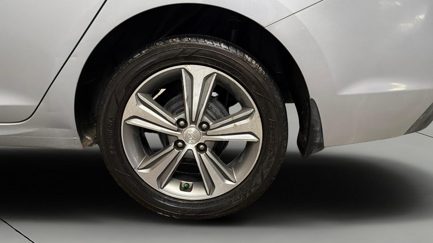 2019 Hyundai Verna 1.6 VTVT SX, CNG, Manual, 75,188 km, Left Rear Wheel