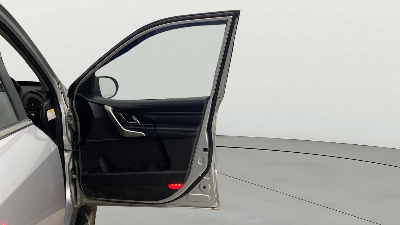 2020 Mahindra XUV500 W11 AT, Diesel, Automatic, 1,40,338 km, RHS Front Door