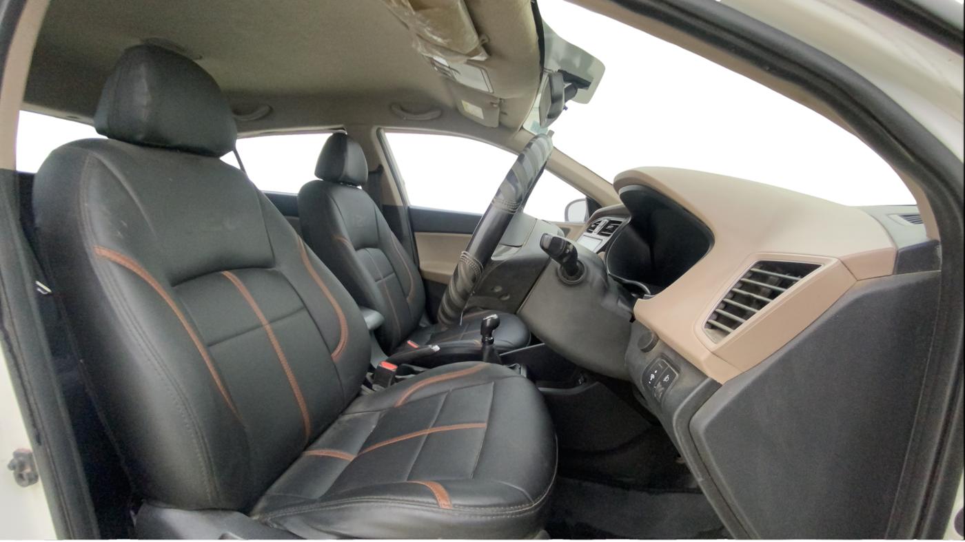2015 Hyundai Elite i20 ASTA 1.2, CNG, Manual, 1,24,794 km, Right Side Front Door Cabin