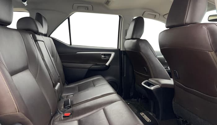 2017 Toyota Fortuner 2.7 4X2 MT, Petrol, Manual, 48,518 km, Right Side Rear Door Cabin