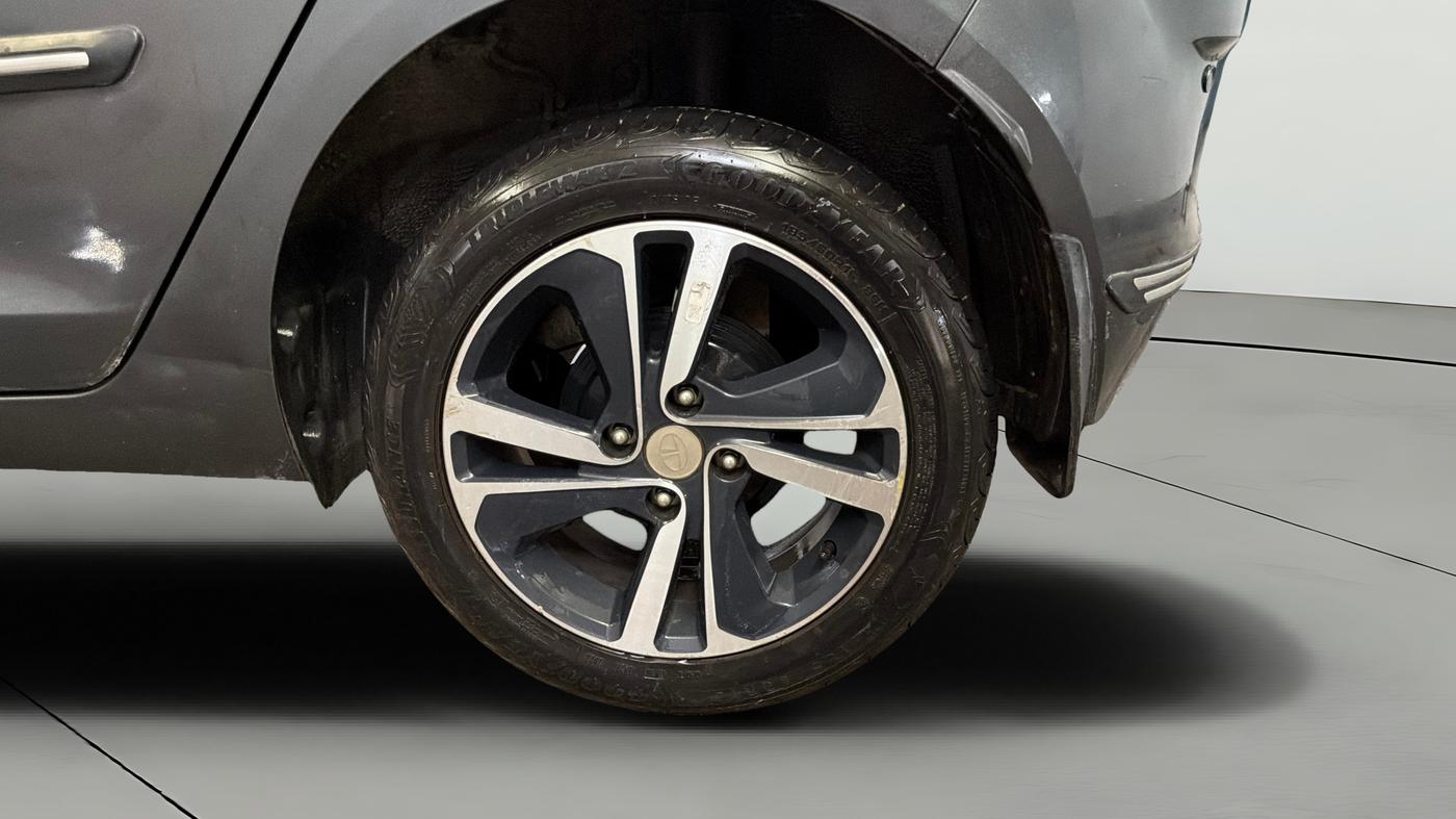 2023 Tata ALTROZ XZA + SUNROOF, Petrol, Automatic, 25,655 km, Left Rear Wheel