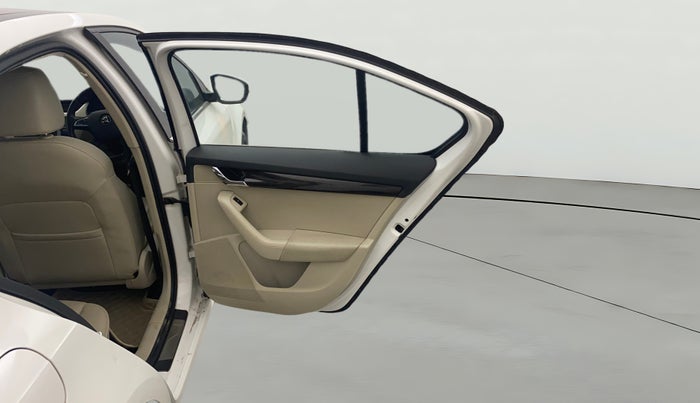 2015 Skoda Octavia ELEGANCE 1.8 TSI AT, Petrol, Automatic, 1,23,529 km, RHS Rear Door