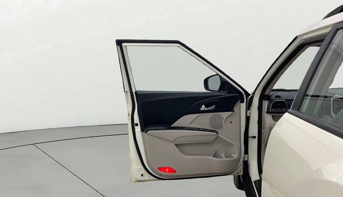 2021 Mahindra XUV300 W8 (O) 1.2 PETROL AMT, Petrol, Automatic, 48,959 km, LHS Front Door