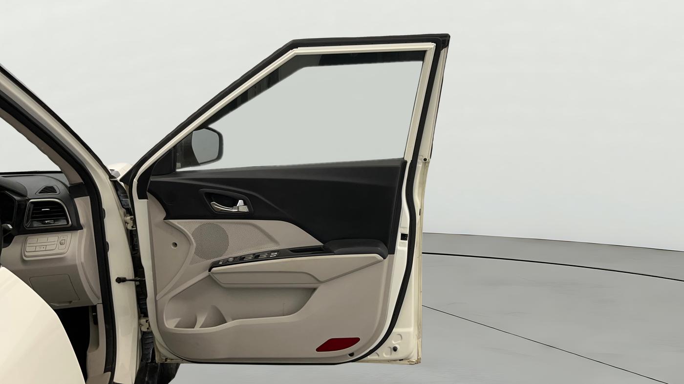 2022 Mahindra XUV300 W8 1.2 PETROL, Petrol, Manual, 45,891 km, RHS Front Door