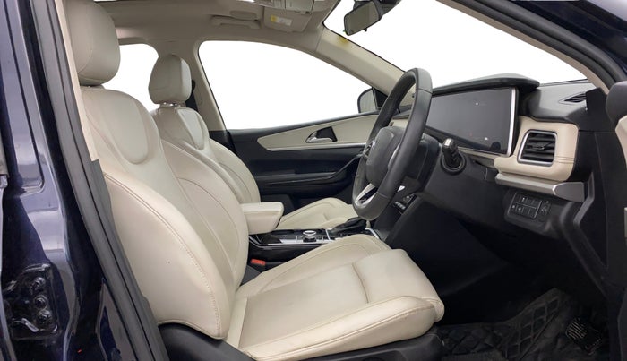 2022 Mahindra XUV700 AX 7 LUXURY D AT 7 STR, Diesel, Automatic, 30,189 km, Right Side Front Door Cabin