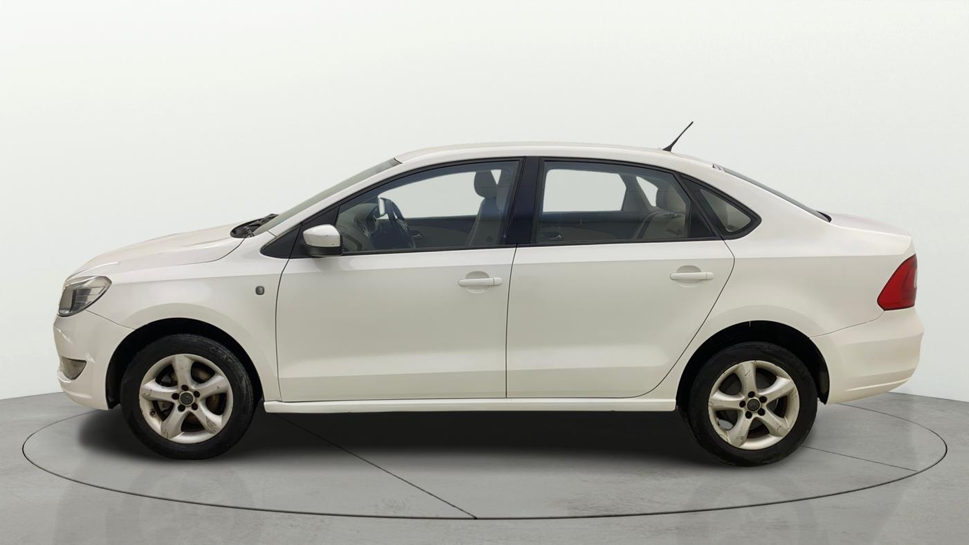 2013 Skoda Rapid AMBITION 1.6 TDI CR MT PLUS ALLOY, Diesel, Manual, 1,19,608 km, Left Side