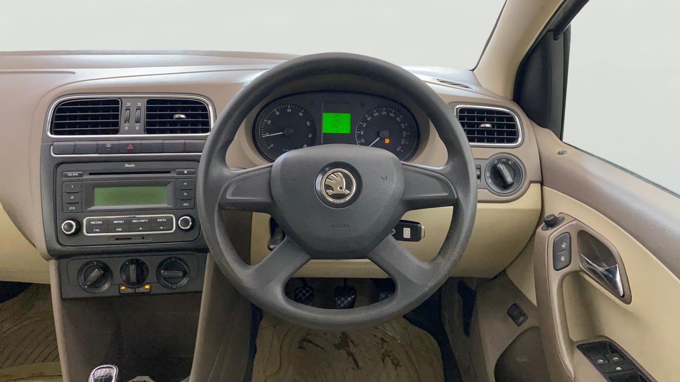 2013 Skoda Rapid AMBITION 1.6 MPI MT PLUS, Petrol, Manual, 66,030 km, Steering Wheel Close Up