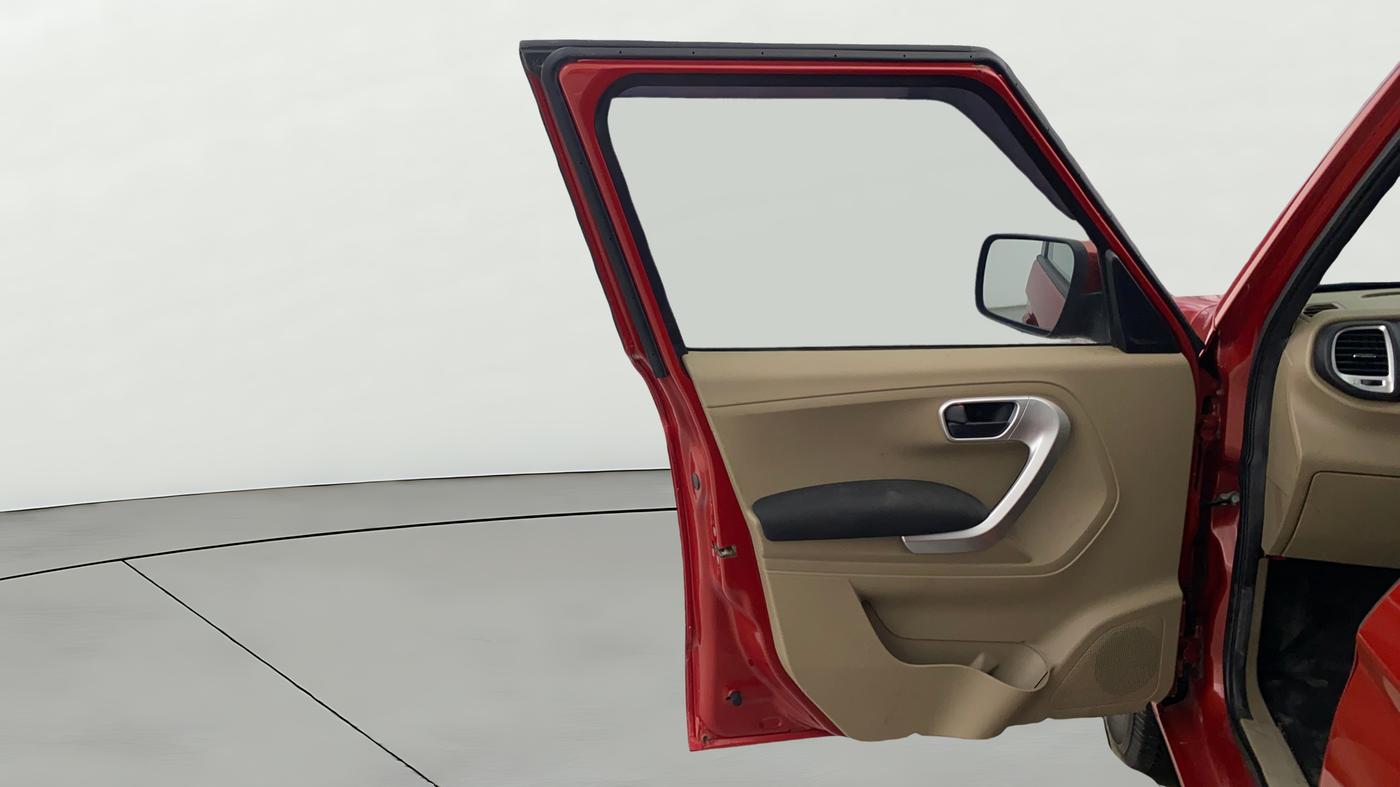2018 Mahindra TUV300 T10, Diesel, Manual, 74,032 km, LHS Front Door