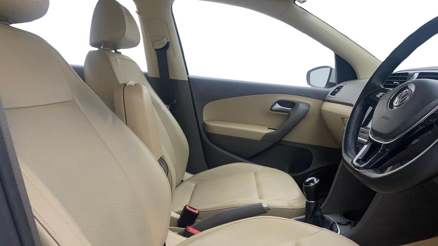 2016 Volkswagen Vento HIGHLINE 1.6 MPI, Petrol, Manual, 29,541 km, Right Side Front Door Cabin